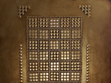 Power game (metal, rivets, gold plate, oil on masonite, 80x100cm)